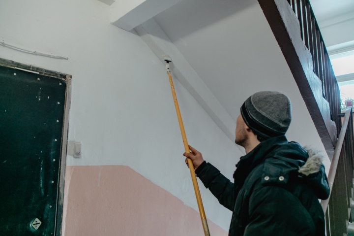 Сотрудники МУП «Жилищник» завершили локальный ремонт стены на 7 этаже в подъезде дома на ул. Кирова 7