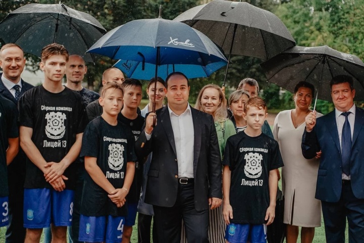 Глава Химок Дмитрий Волошин открыл новый стадион в лицее №13