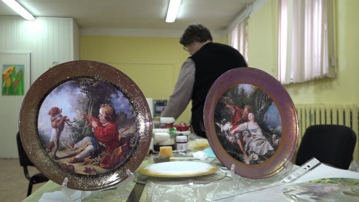 Юбилейную тарелку в технике декупаж выпустили химкинские пенсионеры