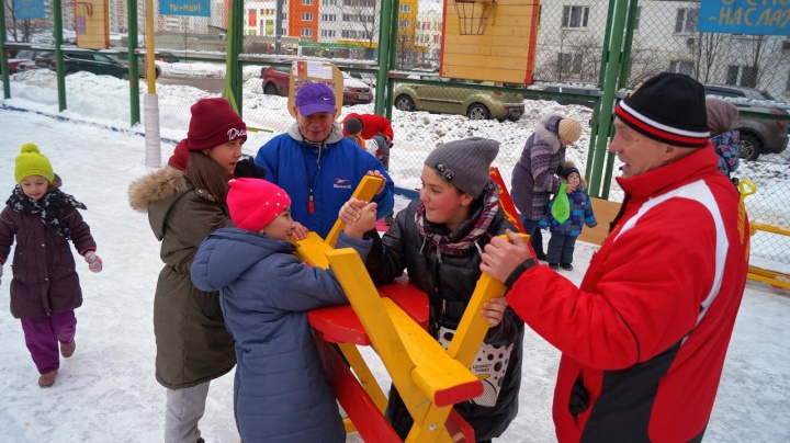 Жители города проводят свой досуг в театрах и концертных залах на стадионах и спортплощадках ошибка